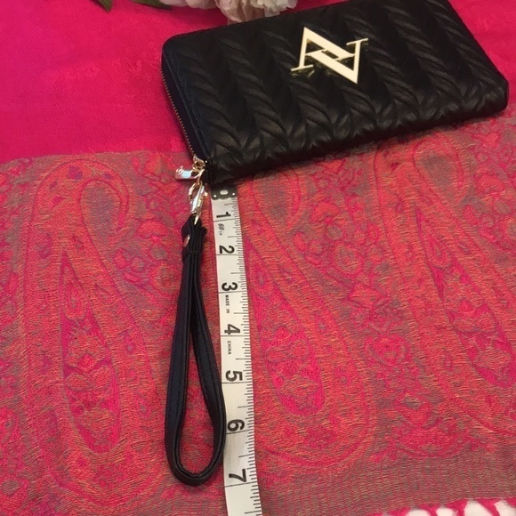 NWOT Adrianne Vittadini Black Wristlet - Picture 12 of 13